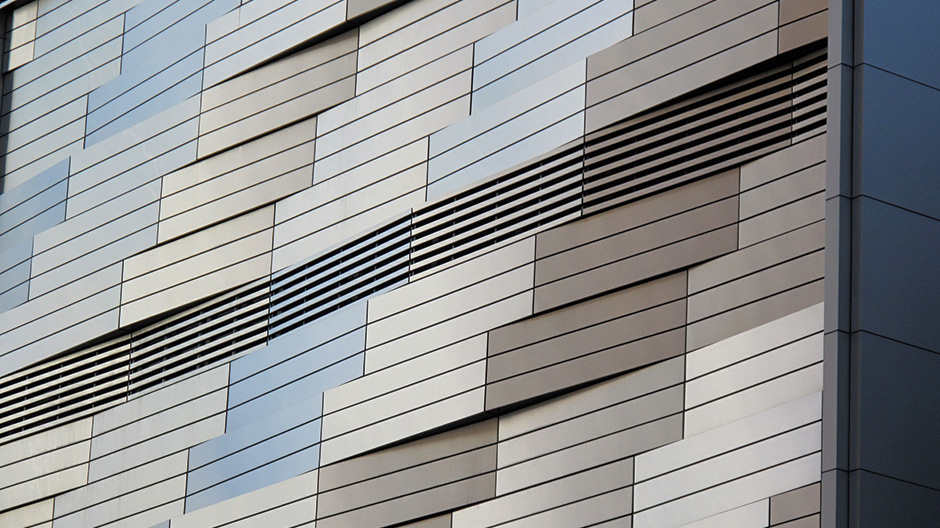 ALPOLIC Metallic MCM cladding a Chicago entertainment complex.